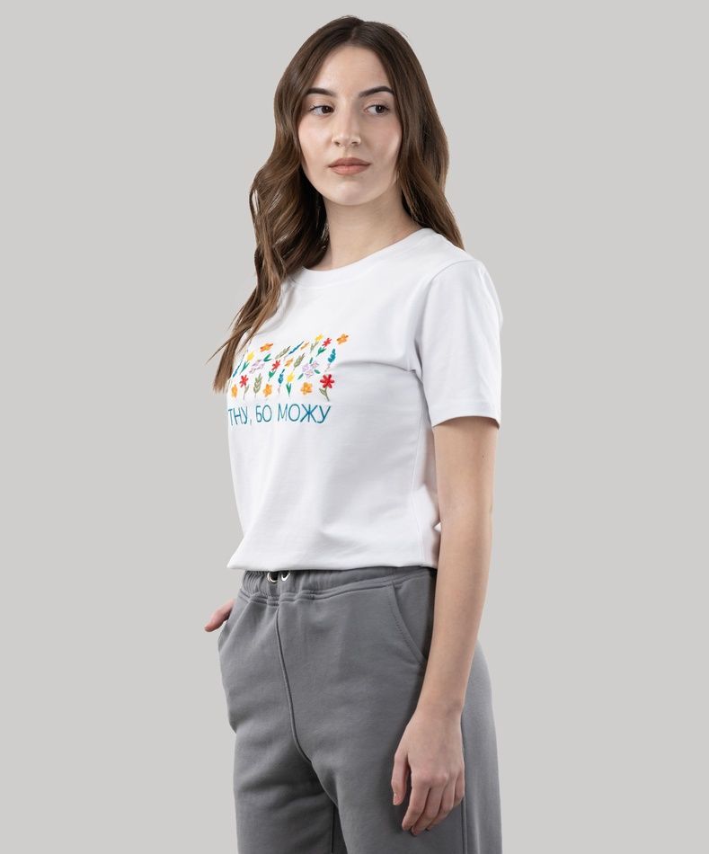 Футболка з вишивкою "Квітну", (білий), S